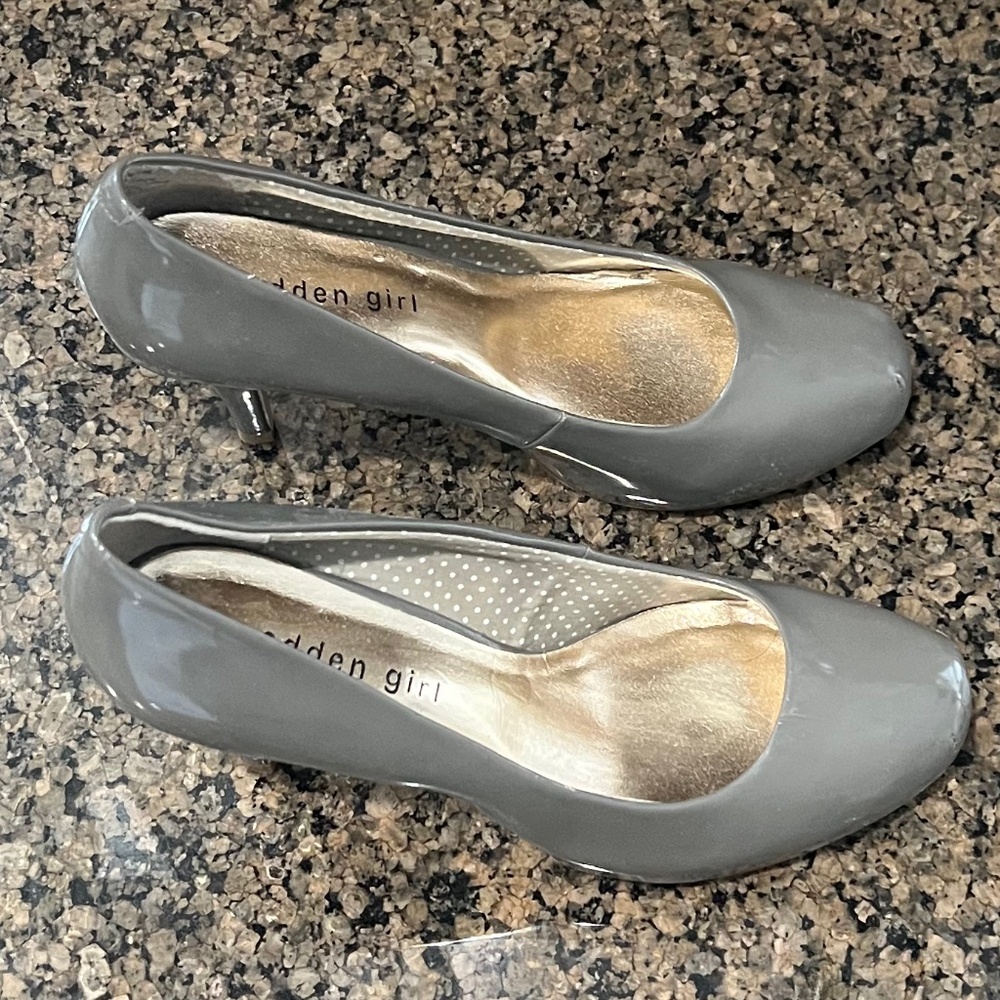 Steve Madden Grey Patent Leather Getta Pump - Size 7.5 - Picture 3 of 11
